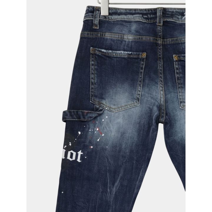 Dettaglio del passante portamartello e della scritta sulla gamba dei jeans
