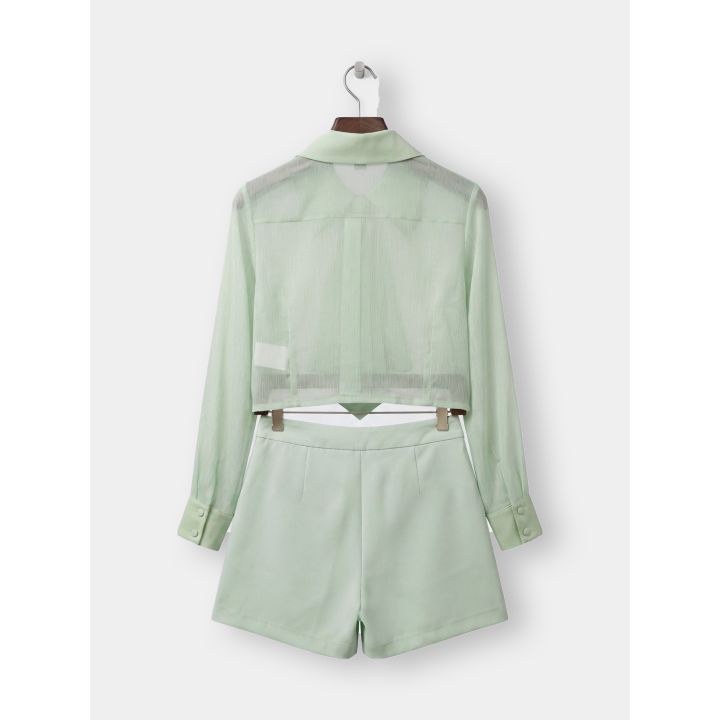 Retro del completo verde con camicia trasparente e short