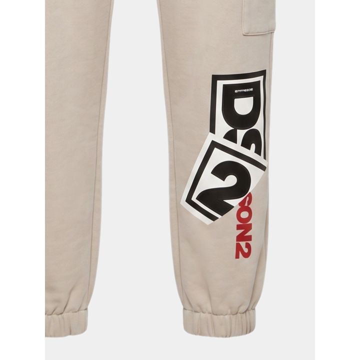 Dettaglio del maxi logo DS2 a riquadri con scritta rossa e del polsino