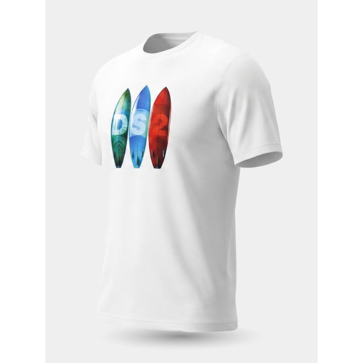 T-shirt DS2 bianca vista di tre quarti con tre tavole da surf sul petto