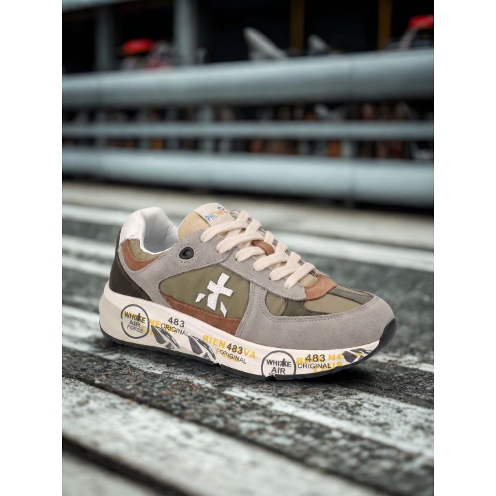 Sneakers Premiata grigie, verdi e marroni in una foto ambientata all'aperto