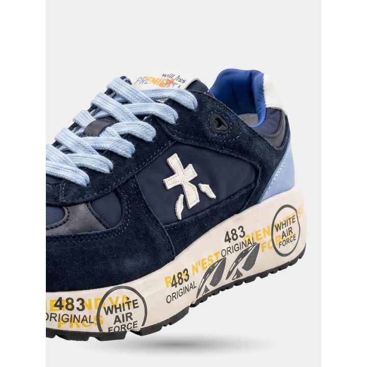 Dettaglio del logo bianco e della suola alta stampata delle sneakers Premiata blu