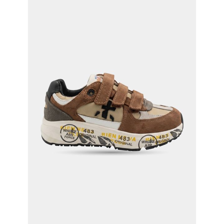 Sneakers Premiata marroni e beige viste di tre quarti