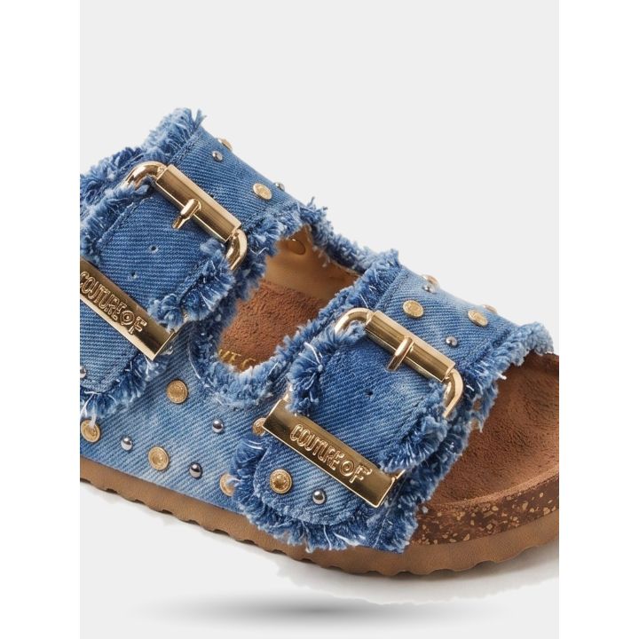 Dettaglio delle fibbie dorate e delle placchette con il logo sui sandali in jeans blu