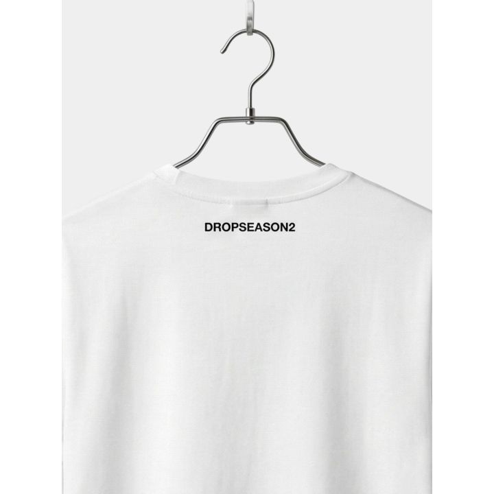 Dettaglio della scritta Dropseason2 sotto il collo sul retro
