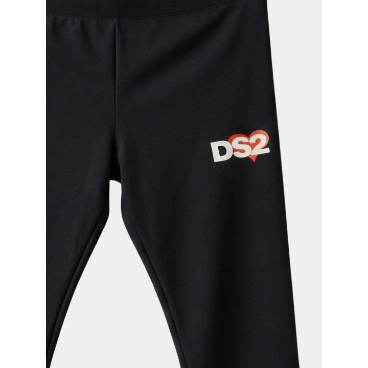 Dettaglio del logo DS2 bianco con cuore rosso sulla gamba