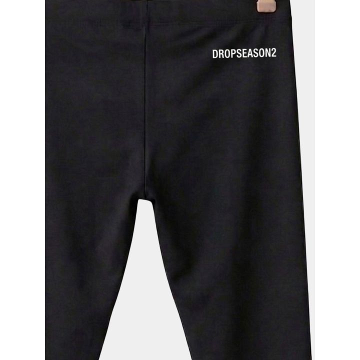 Dettaglio della scritta Dropseason2 bianca sul retro dei leggings