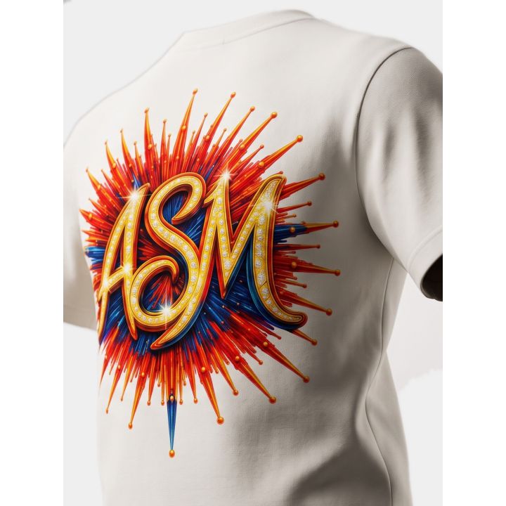 Dettaglio della scritta ASM a lampadine sul retro della t-shirt bianca