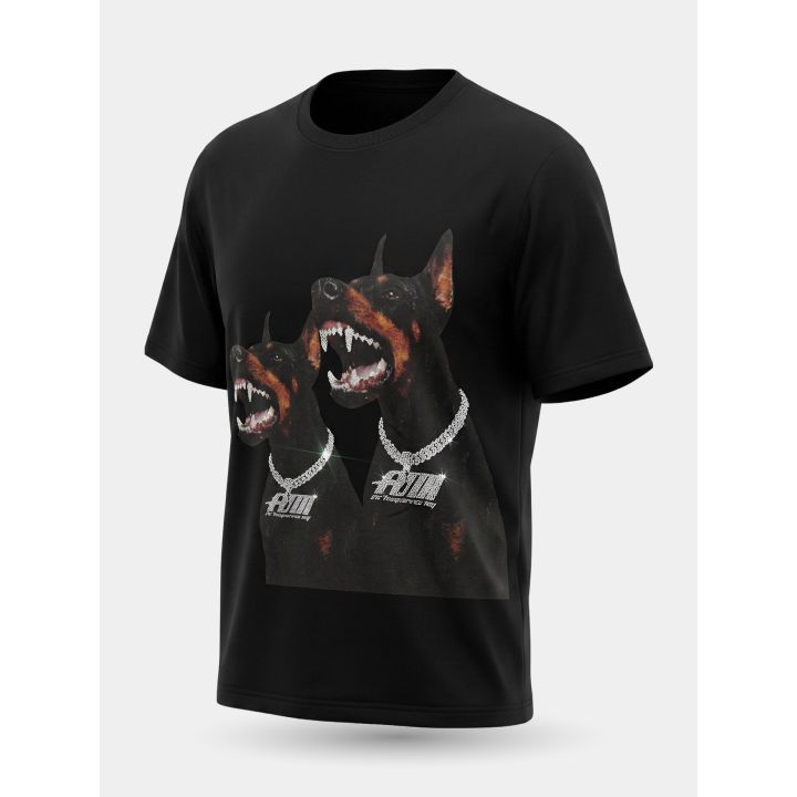 T-shirt nera con dobermann vista di tre quarti, pendente ASM in strass