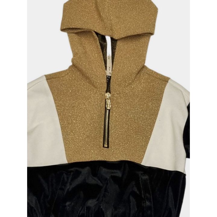 Dettaglio della mezza zip dorata e del tessuto oro glitter