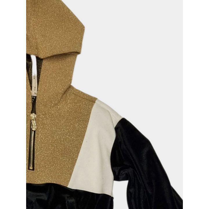 Dettaglio del cappuccio con zip e della manica nera