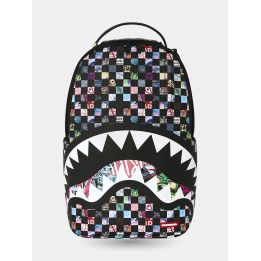 Zaino Sprayground Crazy Check vista frontale con scacchi colorati e squalo bianco