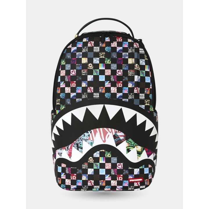 Zaino Sprayground Crazy Check vista frontale con scacchi colorati e squalo bianco
