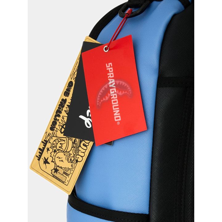 Dettaglio dei cartellini Sprayground e Disney sullo zaino azzurro