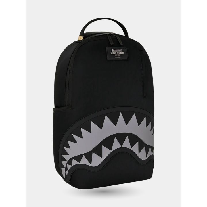 Zaino Sprayground tutto nero vista frontale con bocca di squalo grigia