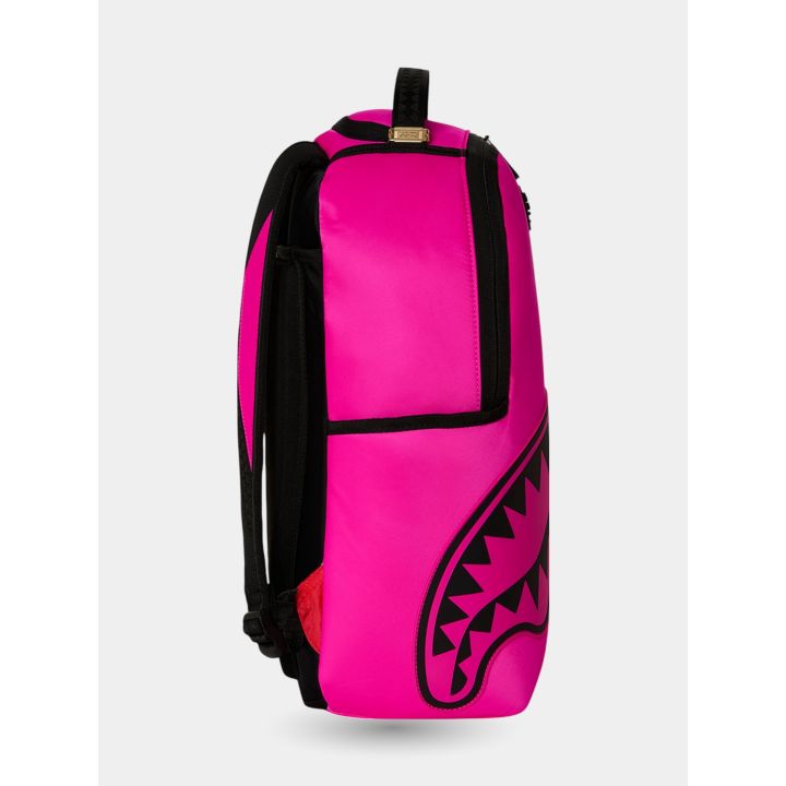Fianco dello zaino rosa fucsia con la bocca di squalo