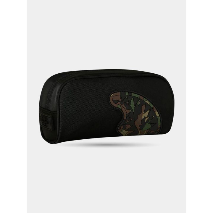 Astuccio Sprayground nero visto di tre quarti con squalo camouflage