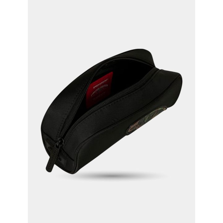 Astuccio Sprayground nero aperto con interno ed etichetta rossa