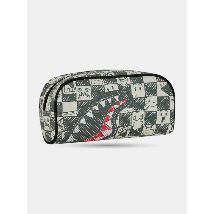 Astuccio Sprayground a scacchi visto di lato con squalo a matita