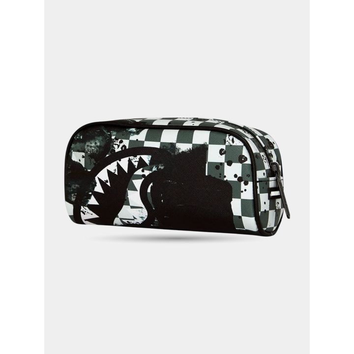 Astuccio Sprayground a scacchi coperti di vernice visto dall'altro lato