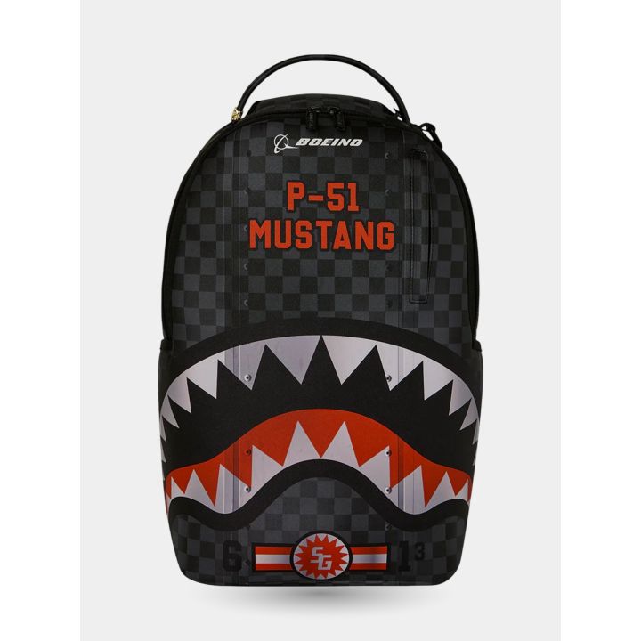 Zaino Sprayground P-51 Mustang vista frontale con bocca di squalo argento