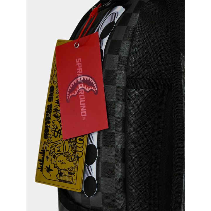 Dettaglio dei cartellini Sprayground sullo zaino P-51 Mustang