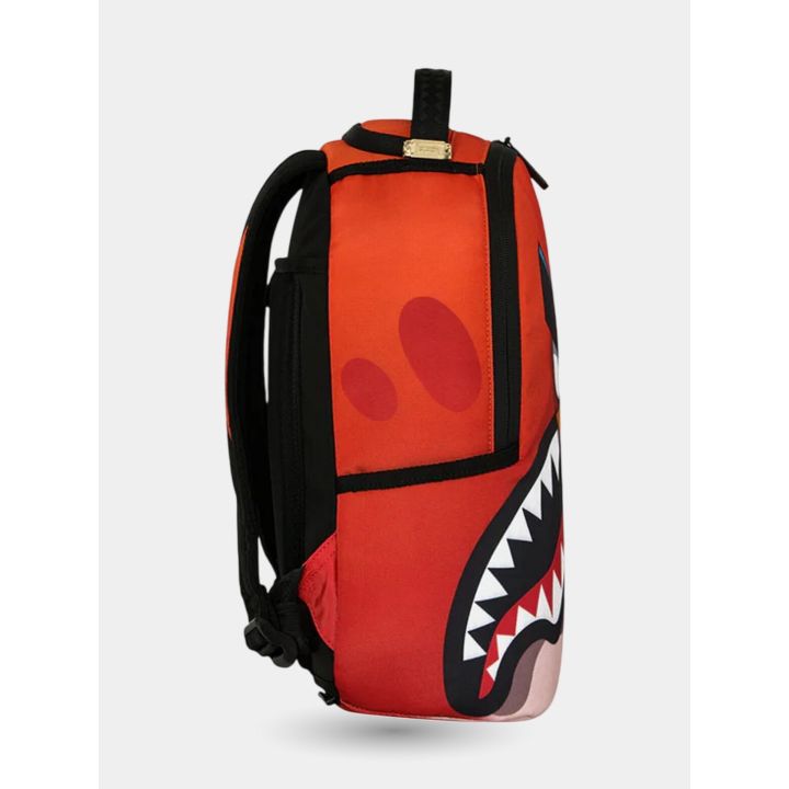 Fianco dello zainetto rosso Angry Birds con la bocca di squalo