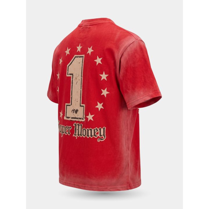 Retro di tre quarti della t-shirt rossa con lavaggio usurato sulle spalle