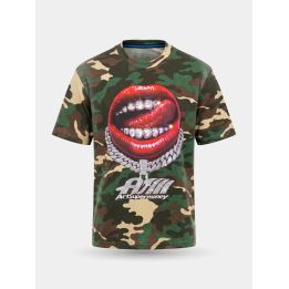 T-shirt Art Supermoney camouflage vista frontale con bocca rossa e grillz