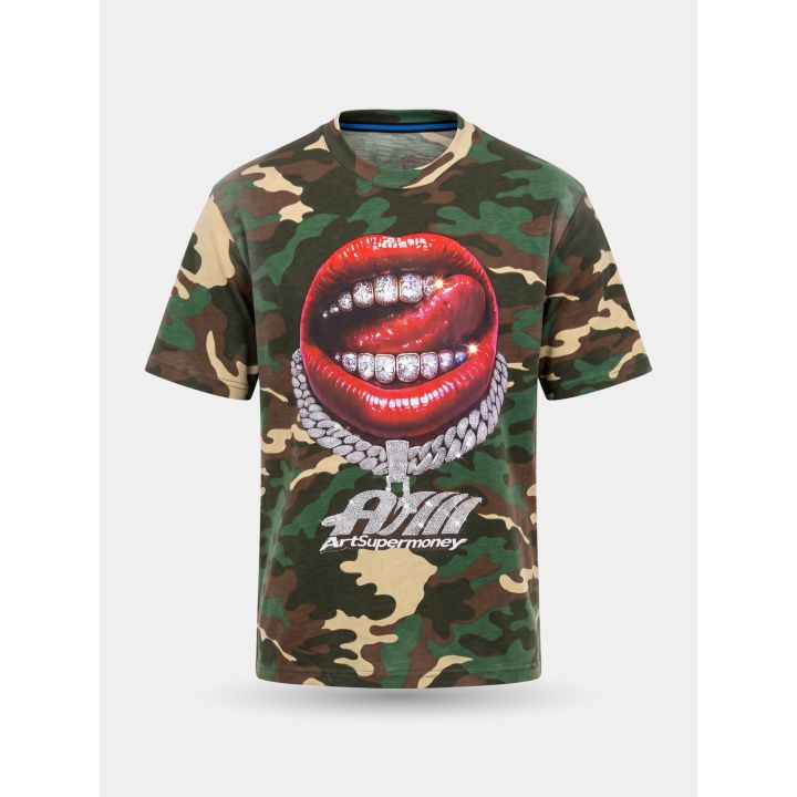 T-shirt Art Supermoney camouflage vista frontale con bocca rossa e grillz
