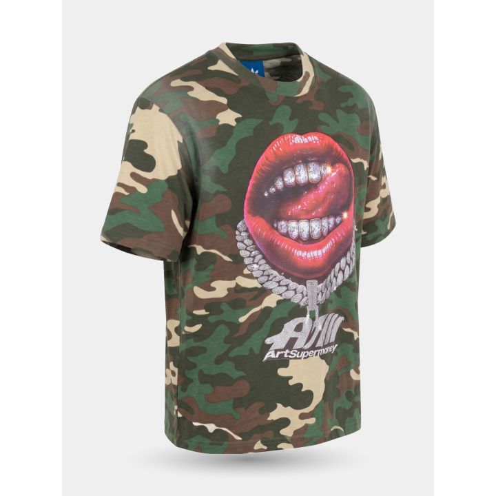 T-shirt camouflage di tre quarti con catena in strass e logo del marchio