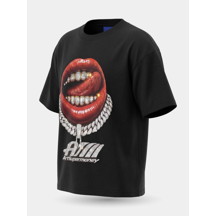 T-shirt nera con la bocca vista di tre quarti, catena in strass e logo del marchio