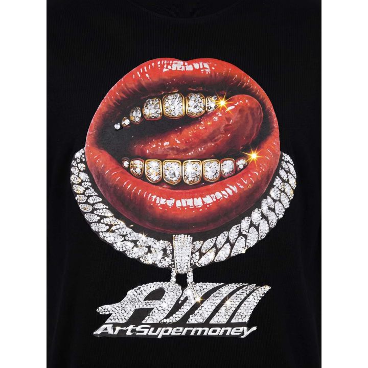 Dettaglio della bocca rossa con grillz in cristalli e catena in strass