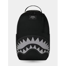 Zaino Sprayground tutto nero vista frontale con bocca di squalo grigia