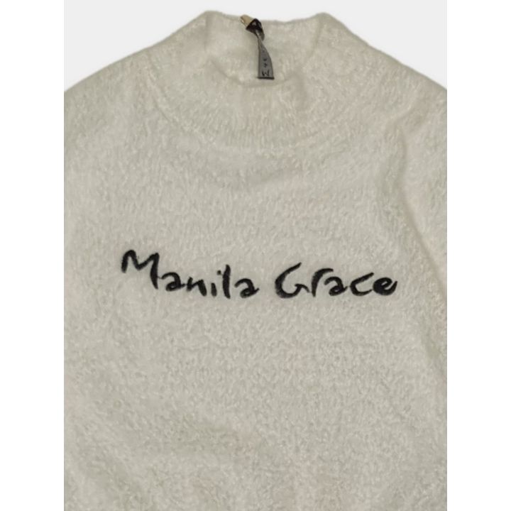 Dettaglio della scritta Manila Grace nera e del collo alto