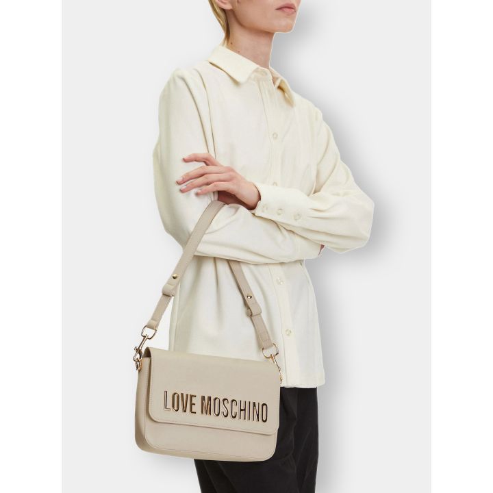 Borsa Love Moschino avorio portata a spalla con la tracolla