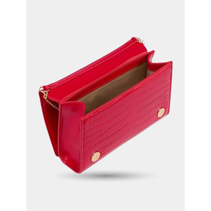 Clutch Love Moschino rossa aperta con chiusura magnetica