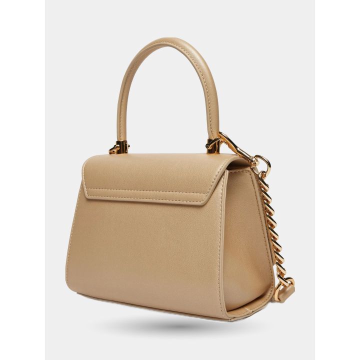 Retro della borsa oro metallizzato vista di tre quarti con catena