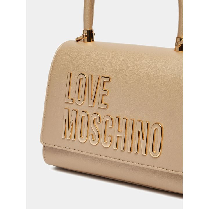 Dettaglio del maxi logo lettering dorato sulla patta oro
