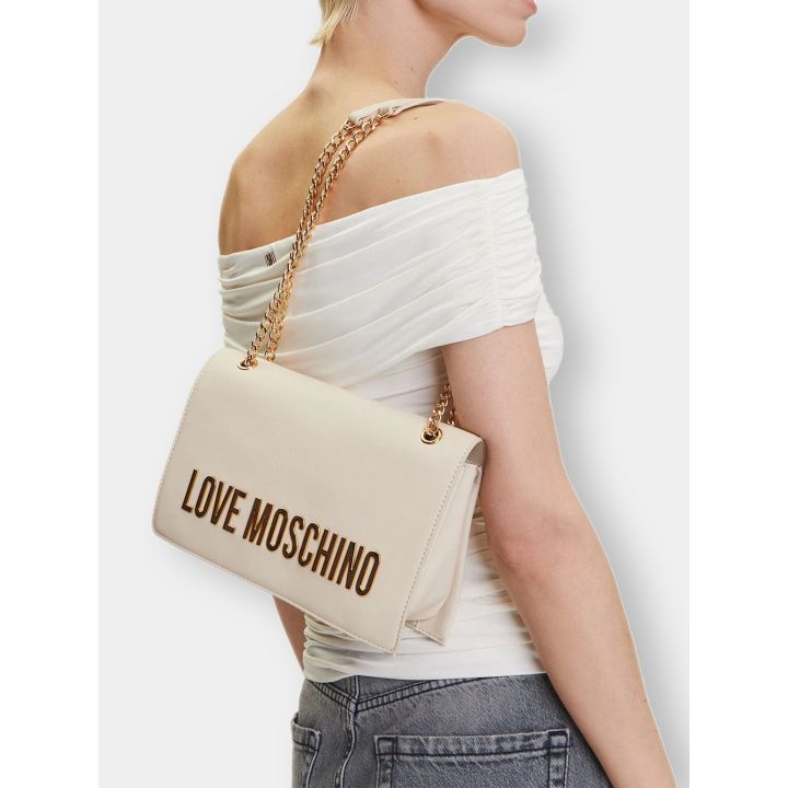 Borsa Love Moschino avorio portata a spalla con la catena