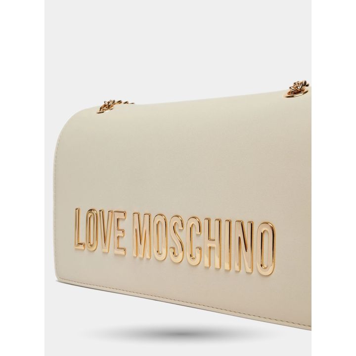 Dettaglio del maxi logo lettering in metallo oro sulla borsa avorio