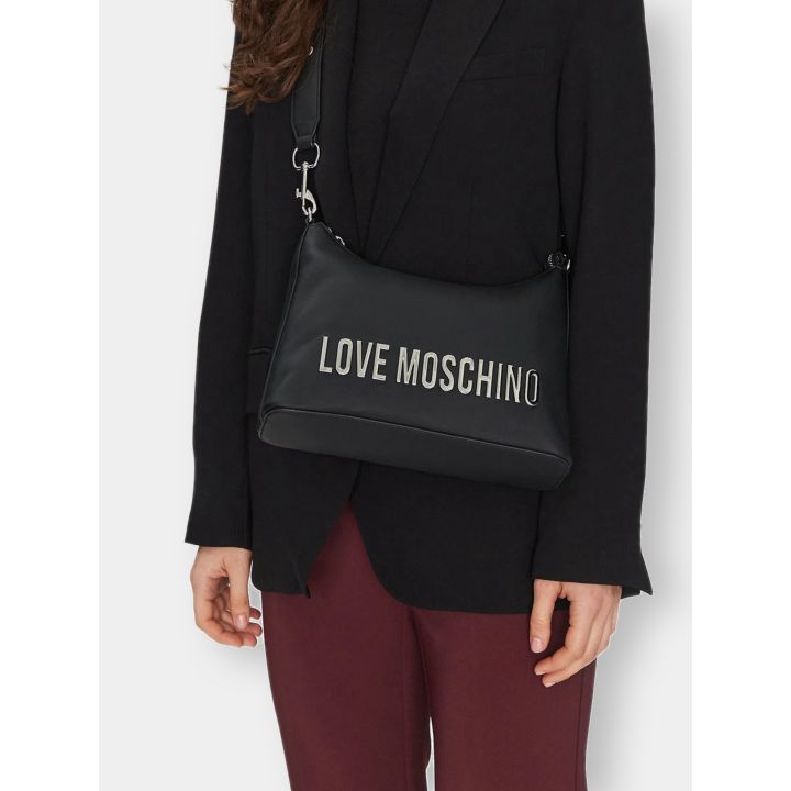 Borsa Love Moschino nera indossata a tracolla