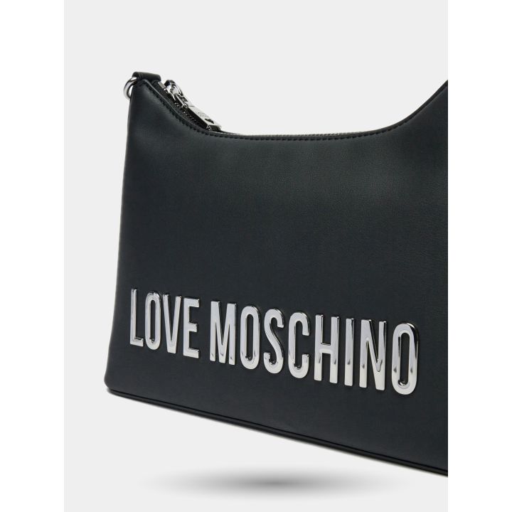 Dettaglio del maxi logo lettering in metallo argento sulla borsa nera
