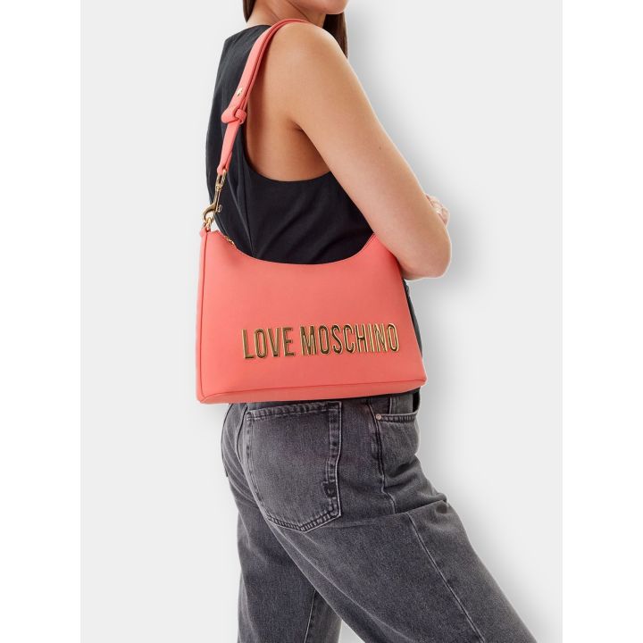 Borsa Love Moschino rosa corallo portata a spalla