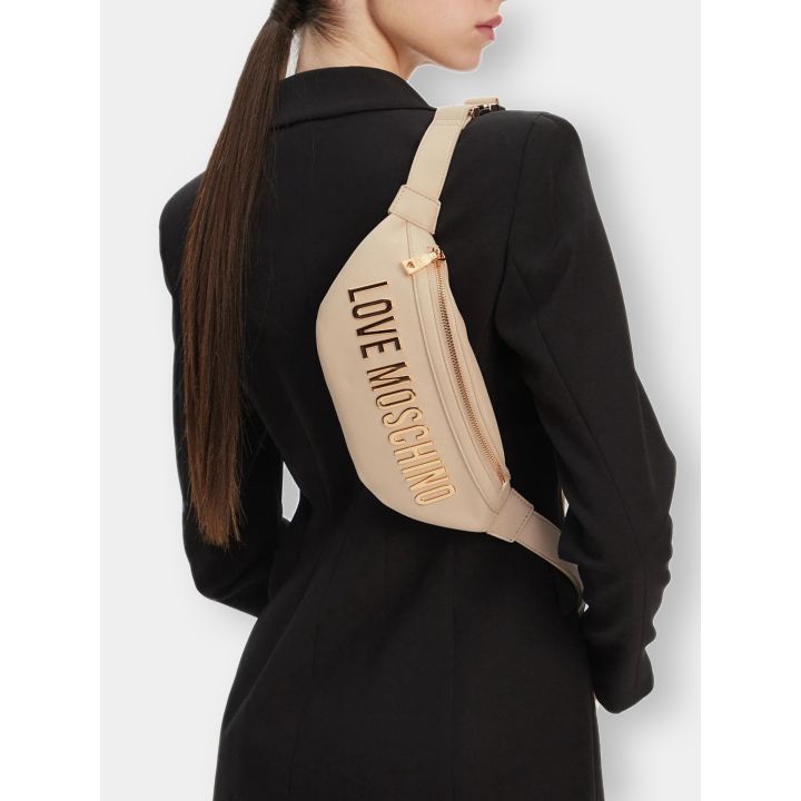 Marsupio Love Moschino beige indossato a tracolla