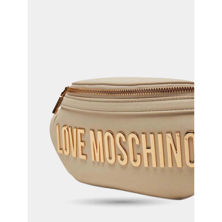 Dettaglio del maxi logo lettering oro sul marsupio beige