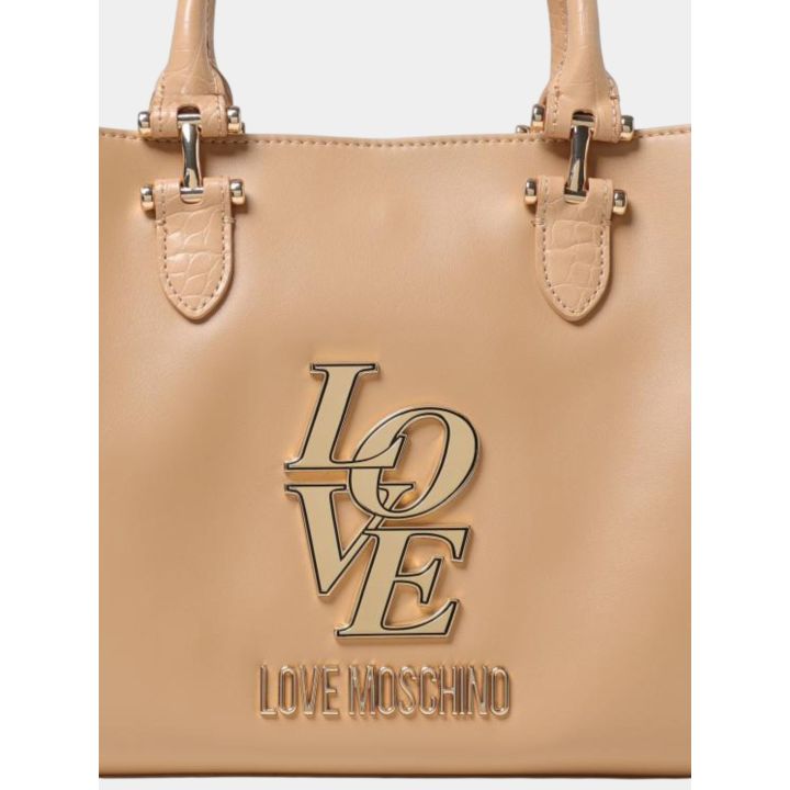 Dettaglio del maxi logo LOVE dorato a lettere sovrapposte