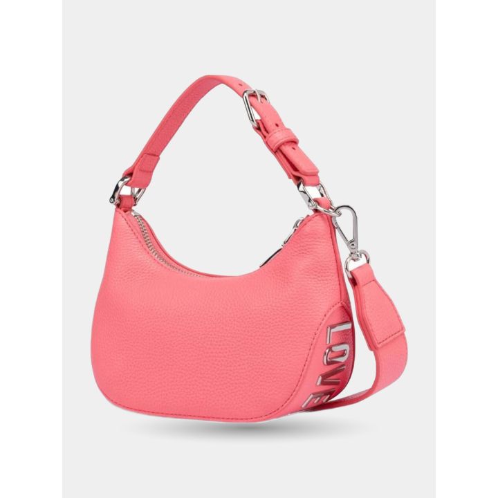 Borsa rosa corallo vista di tre quarti con tracolla logata