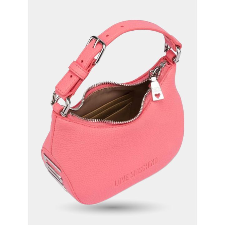 Borsa a mezzaluna corallo aperta con ciondolo a cuore sulla zip