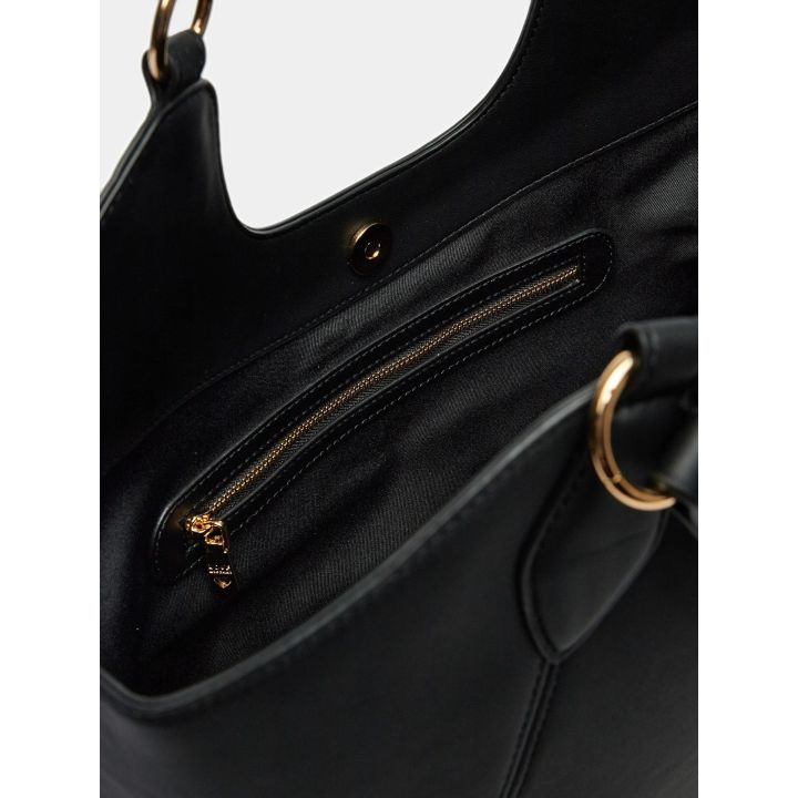 Interno della shopper nera con chiusura magnetica e tasca con zip